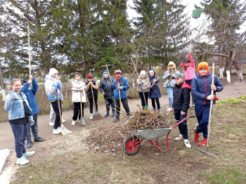 "Теперь вокруг нашей школы чистота и порядок!"