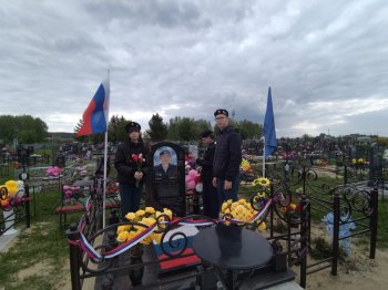 Возложение цветов на могилу участника СВО